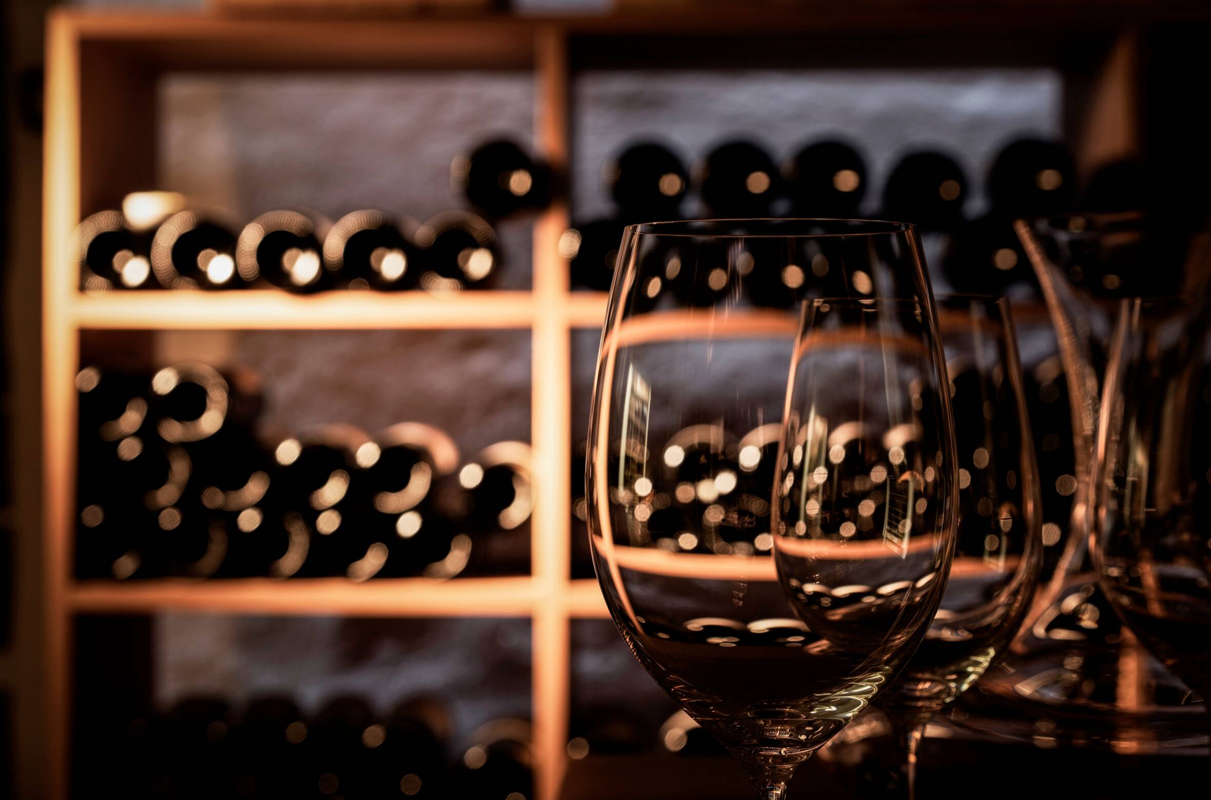 In unserem Weinkeller werden ca. 10.000 Flaschen Wein bei perfekten Bedingungen gelagert